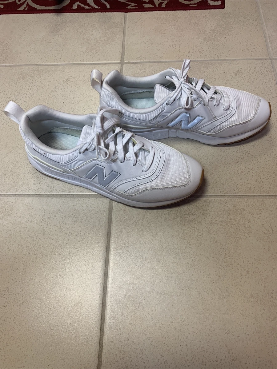Size 9 New Balance 997h white preowned gum bottom