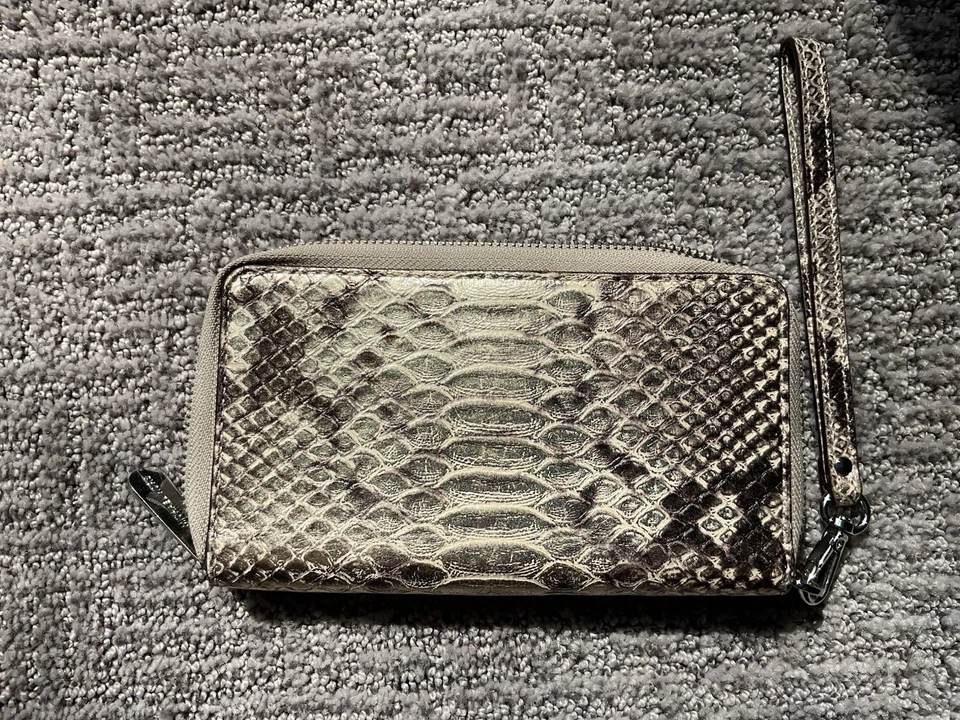 Carteira de pulso vintage Michael Kors prata/pinos metálicos - Imagem 2 de 4