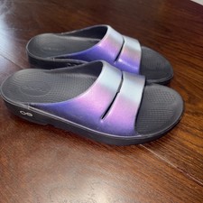 Sandalia OOFOS Mujer’s OOAHH Luxe Slide Calypso Talla Mujer’s 8/Hombre’Talla 6