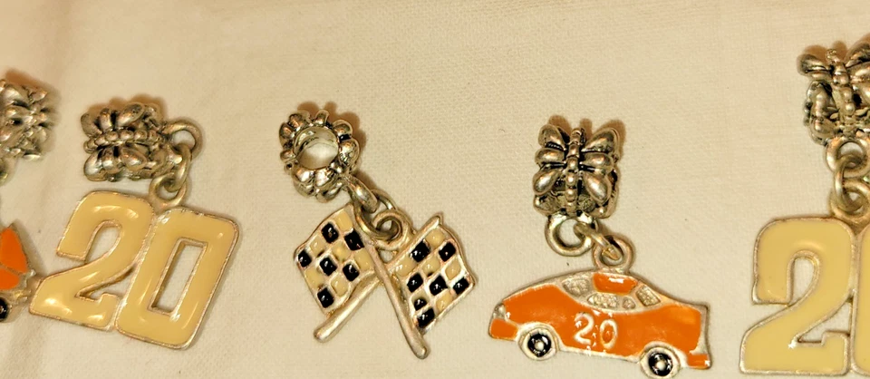 6 dijes de colección TONY STEWART, #20, COCHE + banderas a cuadros para PULSERA .153" apertura Foto 4 de 4