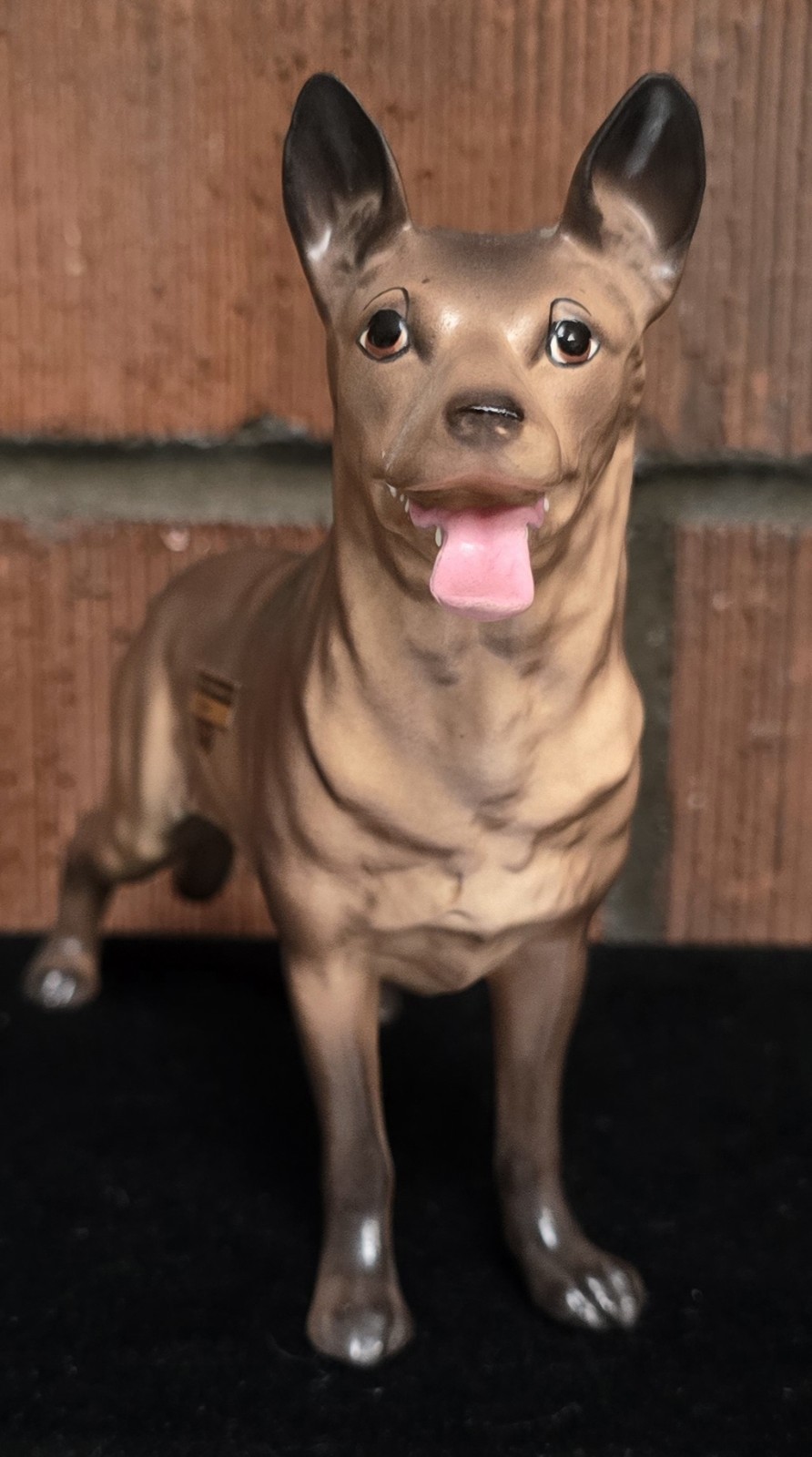 Hagen Renaker 🚨VON🚨 DW German Shepherd GSD. Gorgeous. Has sticker! 