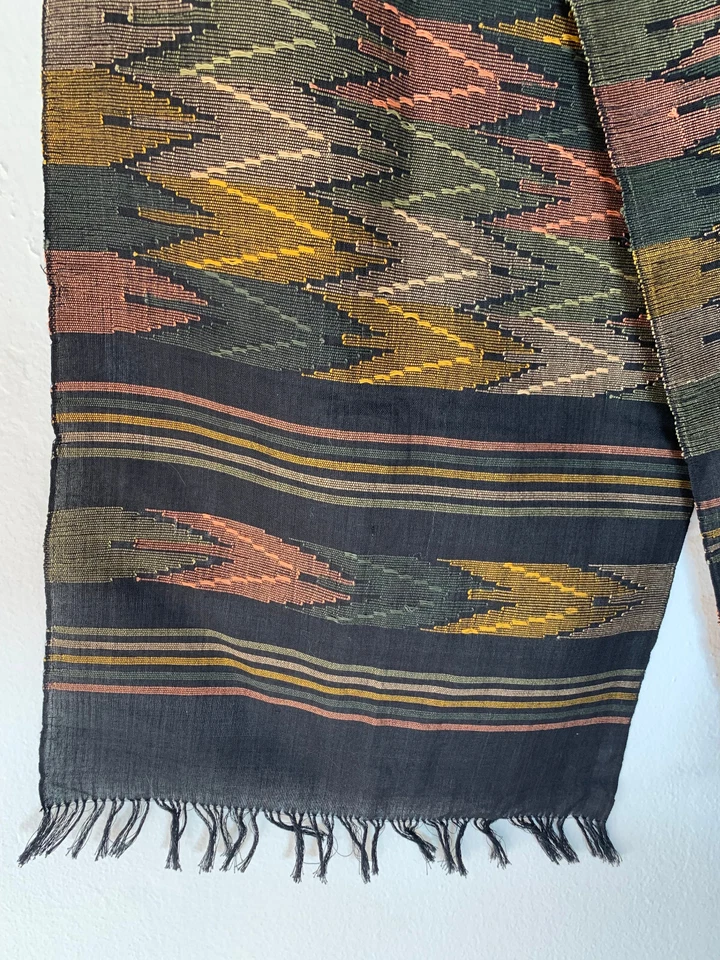 Дорожка для стола с бахромой с шевронным узором - 74 дюйма x 14 дюймов - Изображение 3 из 4