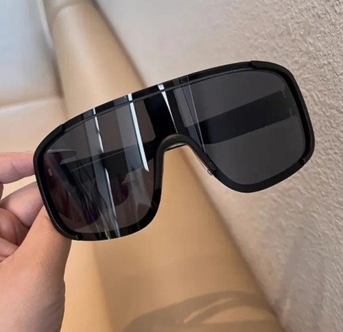 Retro Bold Oversized. Stylish Unisex Black Sunglasses With Mirrored Chrome Lens - Picture 2 of 5