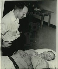 1961 Press Photo St Louis Hawks center Clyde Lovellette undergoes therapy