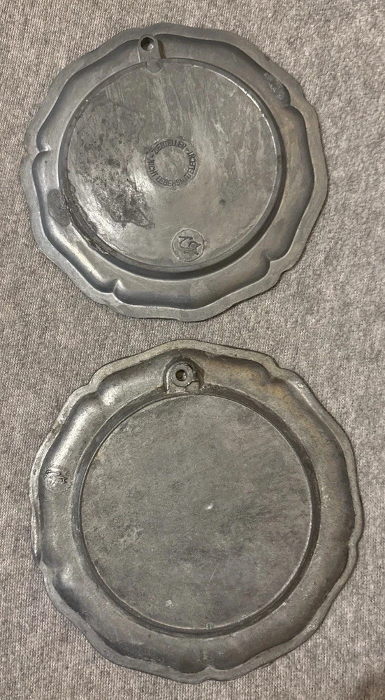 2 Vintage Zierteller / Wandteller mit Zinnrand – 10 cm – Riesling & Blumen