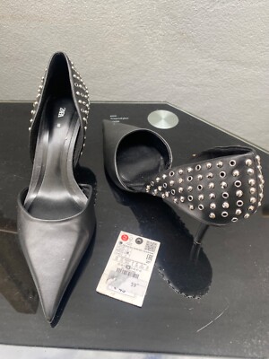 ZARA SCHWARZE PUMPS SPITZ ZULAUFEND CUT OUT MITTELHOHER ABSATZ NIETEN UK5 - (EINMAL GETRAGEN)