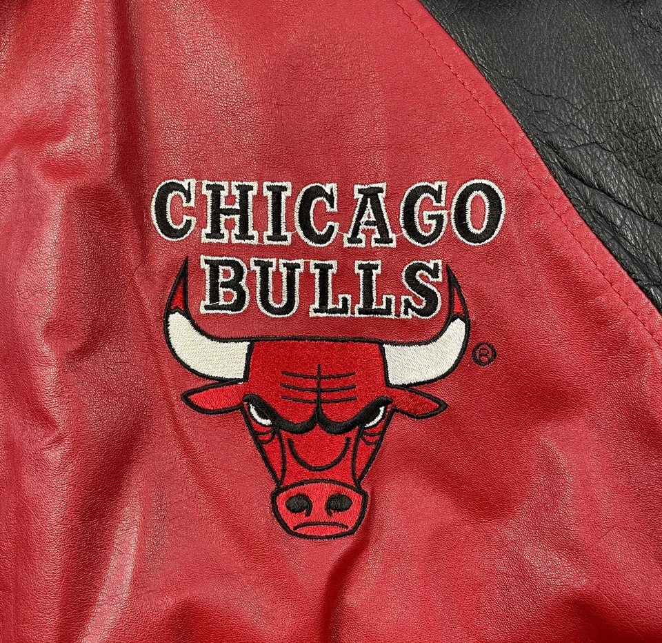 Jaqueta de Couro Genuíno Masculina Vintage NBA 90’s Chicago Bulls Extra Grande Forrada Preta e Vermelha - Imagem 3 de 4