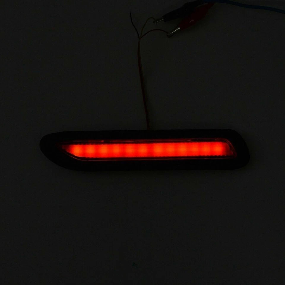 Car Rear Bumper Drving Braking lighting Red LED Reflectors Warning Tail Lamps Foto 3 de 4