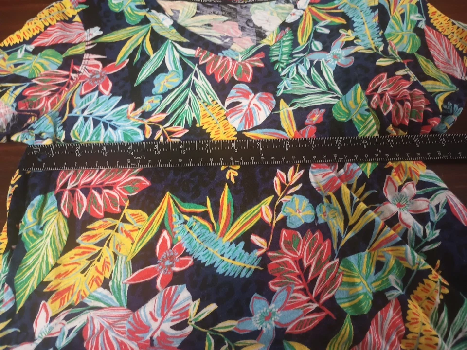 Camiseta para mujer Calvin Klein Performance negra con estampado floral tropical cuello en V talla M Foto 3 de 4