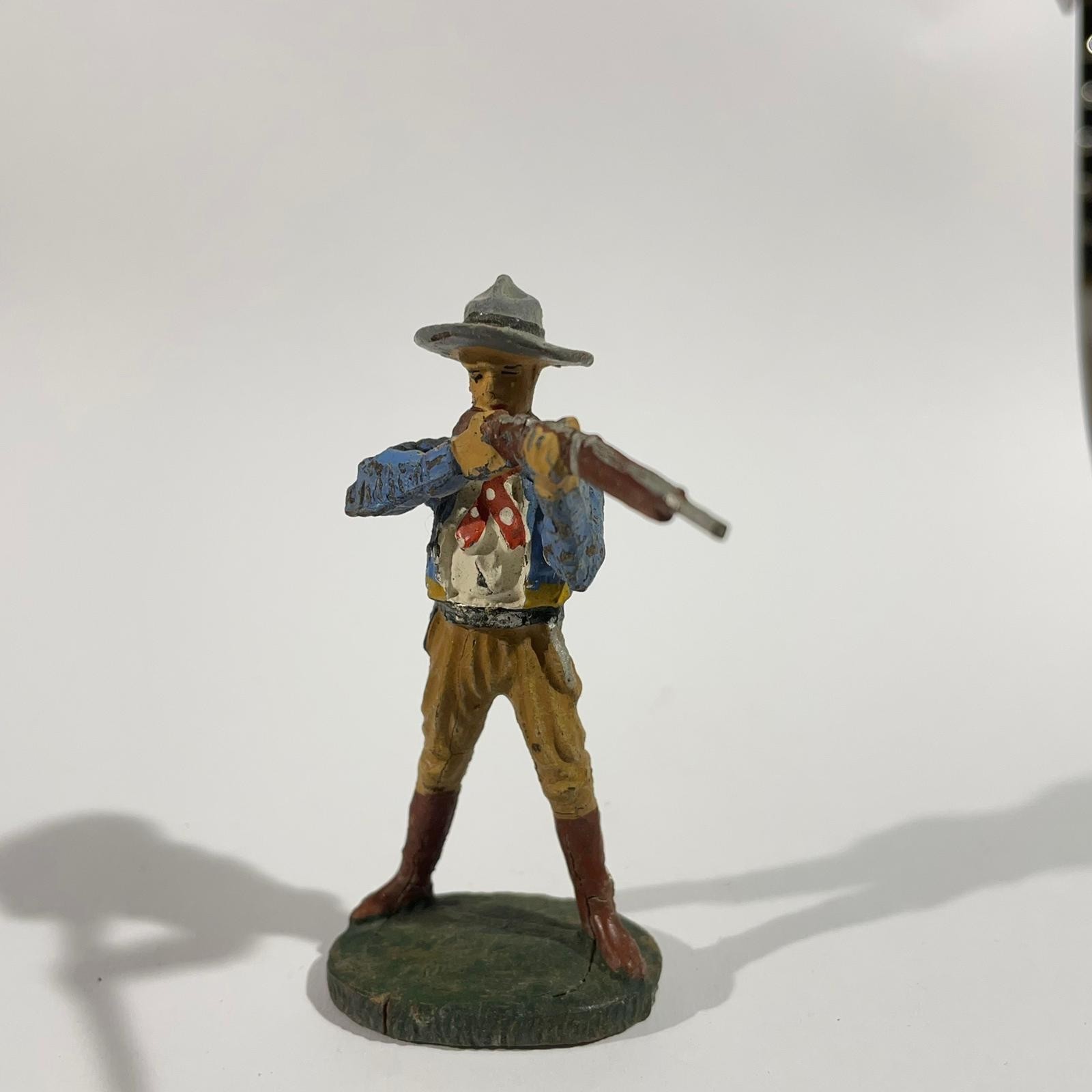 Antico soldatino giocattolo cowboy in argilla dipinto a mano