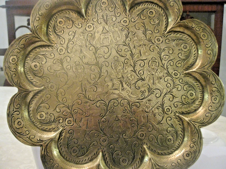 DE COLECCIÓN INDIO LATÓN GRABADO 31 cm BANDEJA LOBULADA VIEIRA PLATO PLATO Figuras Indias Foto 3 de 4