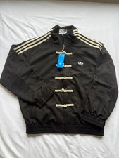 Adidas Originals Chaqueta Negra Estilo Chino con Cierres Orientales – 3 Stripes
