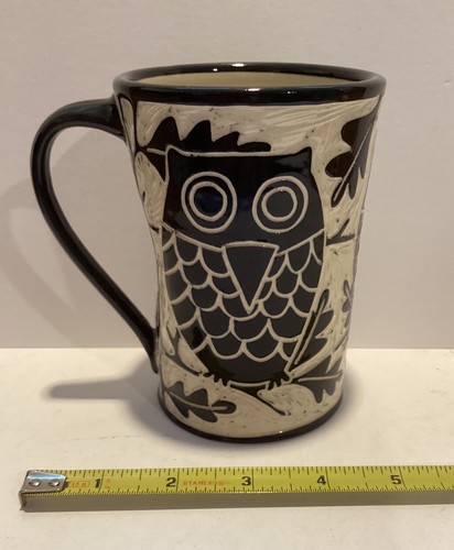 Taza de cerámica artística_estampilla_firmada ""JF""_Búhos en roble_Negro y Blanco_Caprichoso_Excelente