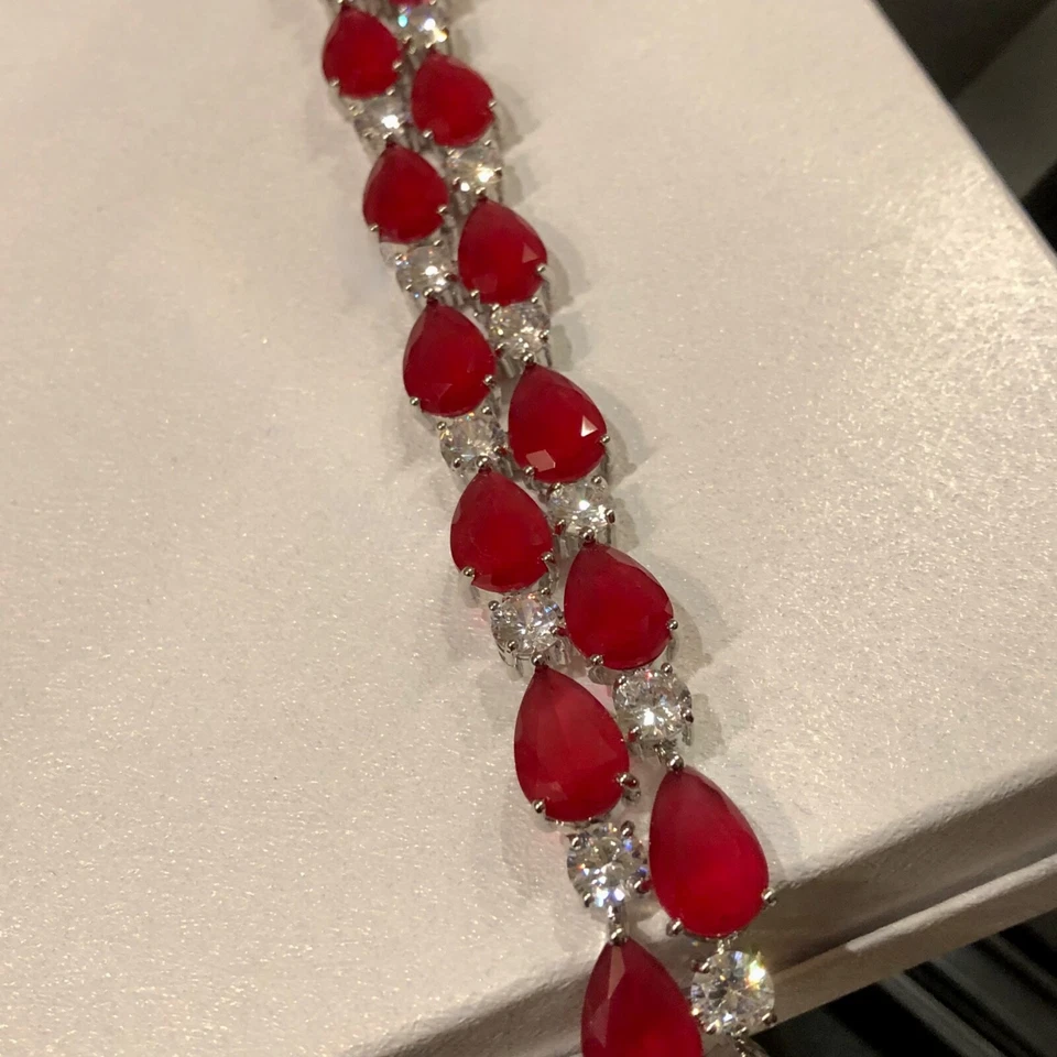 Brazalete de tenis de diamantes y rubí rojo creado en laboratorio lleno de oro blanco de 18k Foto 4 de 4