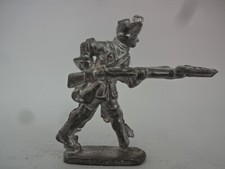 Stara cynowa figurka / Pruski żołnierz atakujący z karabinem - niepomalowany
