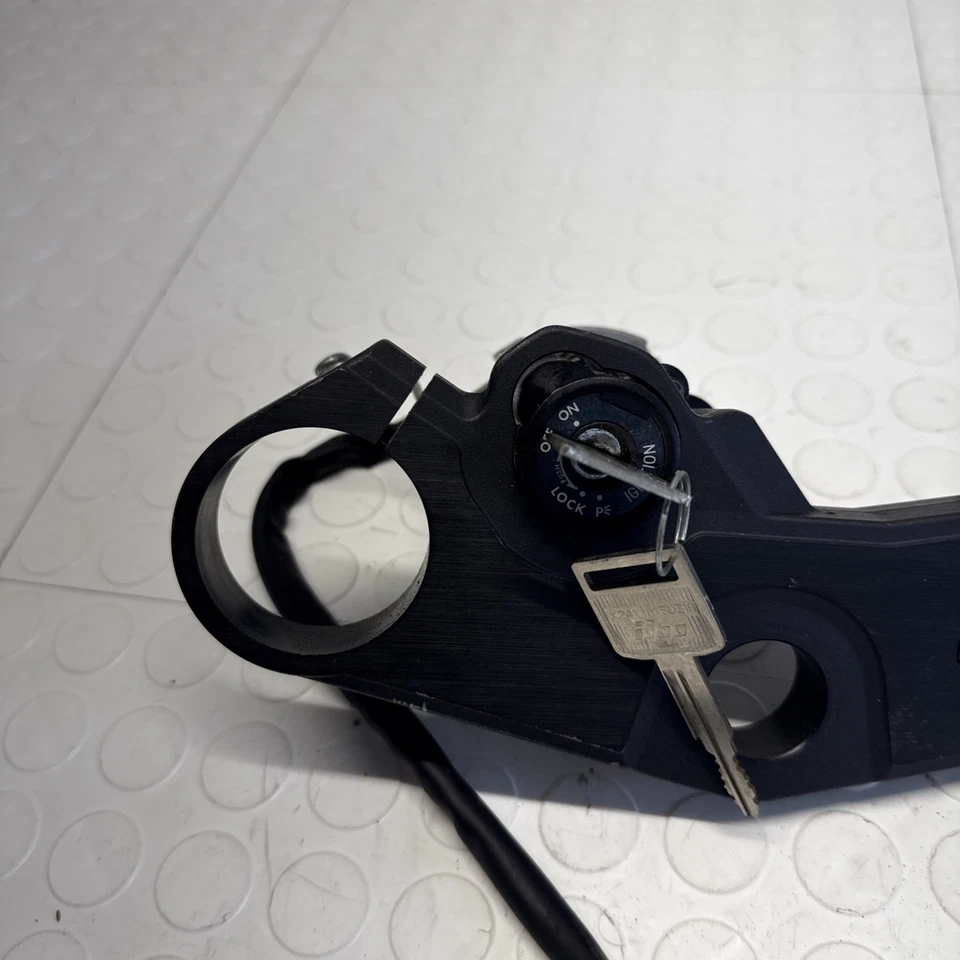 2007-2008 SUZUKI GSXR 1000 ÁRVORE TRIPLA SUPERIOR COM IGNIÇÃO Com CHAVE FABRICANTE DE EQUIPAMENTO ORIGINAL - Imagem 4 de 4