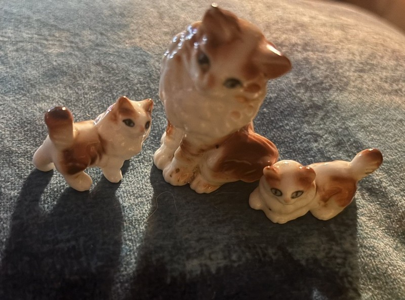 Vintage Porcelain Cat Figurines Set of 3 Collectible Cats - Mama and kittens 