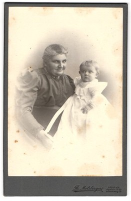 Fotografie Th. Molsberger, Halle A/S., Geiststr. 59/60, Mutter mit Kind auf dem 