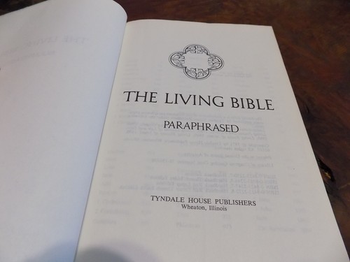 THE LIVING BIBLE, Paraphrased Kenneth Taylor Tyndale House HC faux Leather - Picture 2 of 5