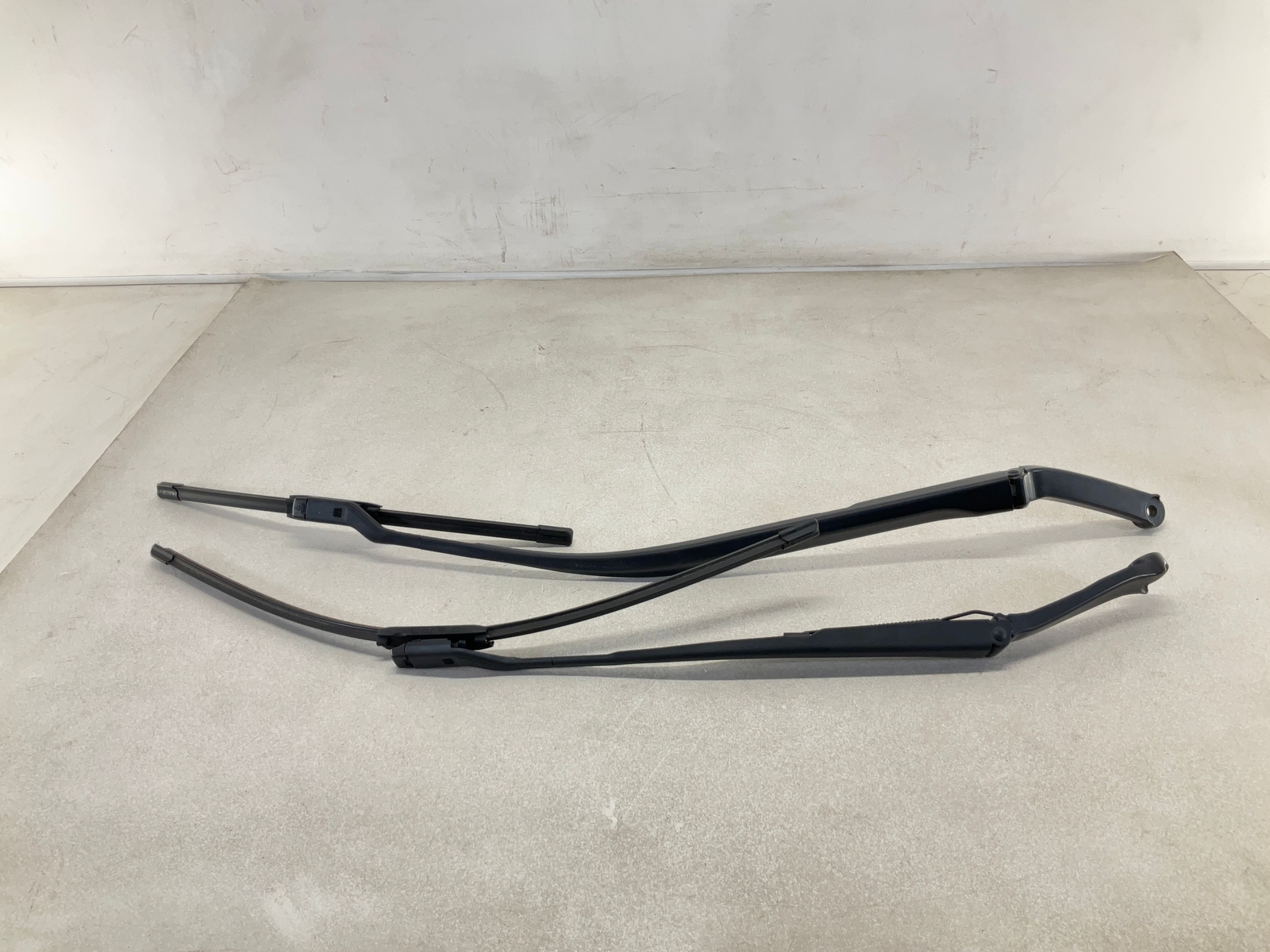 17-20 MASERATI Levante Front Windshield Wiper Arm w/ Blade Pair CM