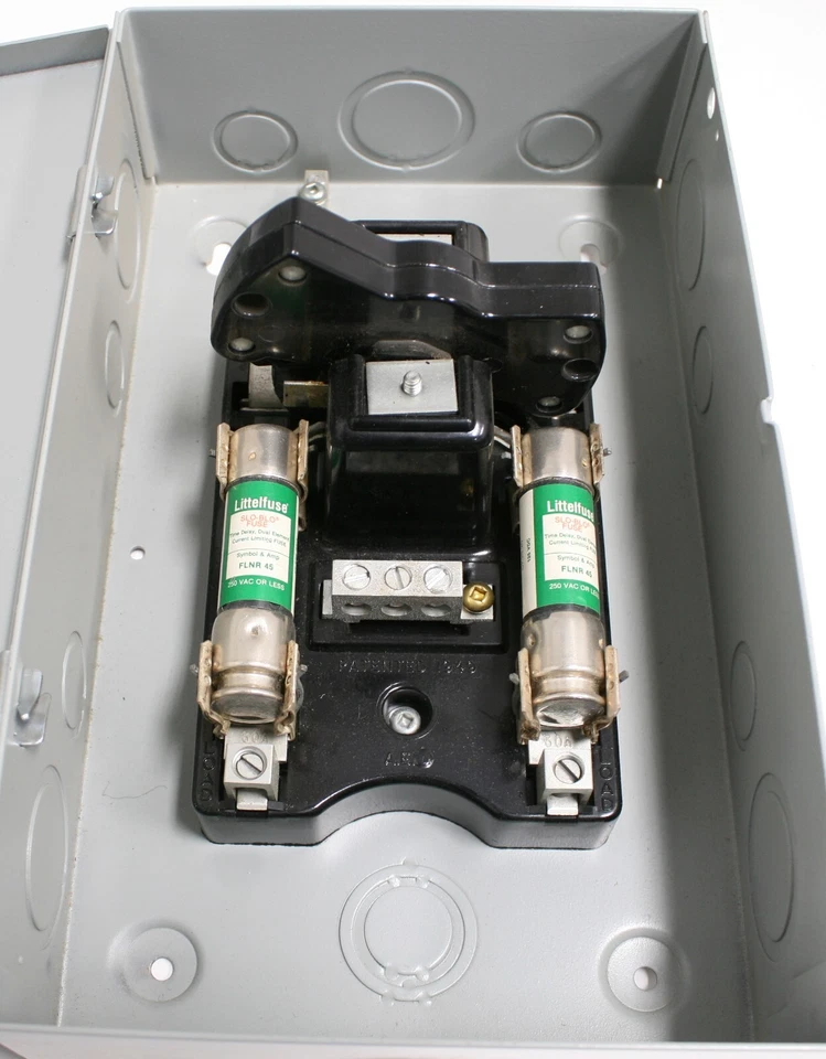 Interruptor cerrado FEDERAL PIONEER ON OFF 1P 3HP 60A Max 120/240VAC FLNR 45 A fusible Foto 3 de 4