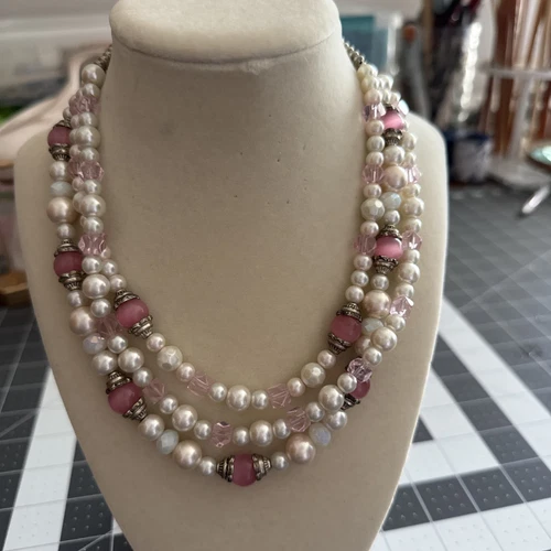 VETEMENTS Collana vintage occhio di gatto in vetro rosa e perle in vetro.