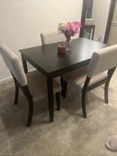 5 Piece Dinning Table For Sell