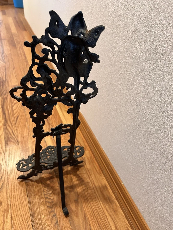 Caballete de mesa de querubín adornado de hierro fundido de la época victoriana - Expositor de boda Foto 2 de 4