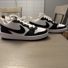 Nike Youth Low Top Sneaker Size 7 Shoes- Black and White Great Condition