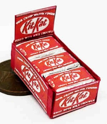 Puppenstube Laden Vitrine mit KitKat Schokoladenpäckchen Maßstab 1:12 Tumdee