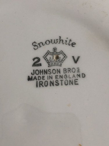 4 VINTAGE JOHNSON BROS. SNOW WHITE IRONSTONE 8” Salad Plates "Malaga - Picture 3 of 3
