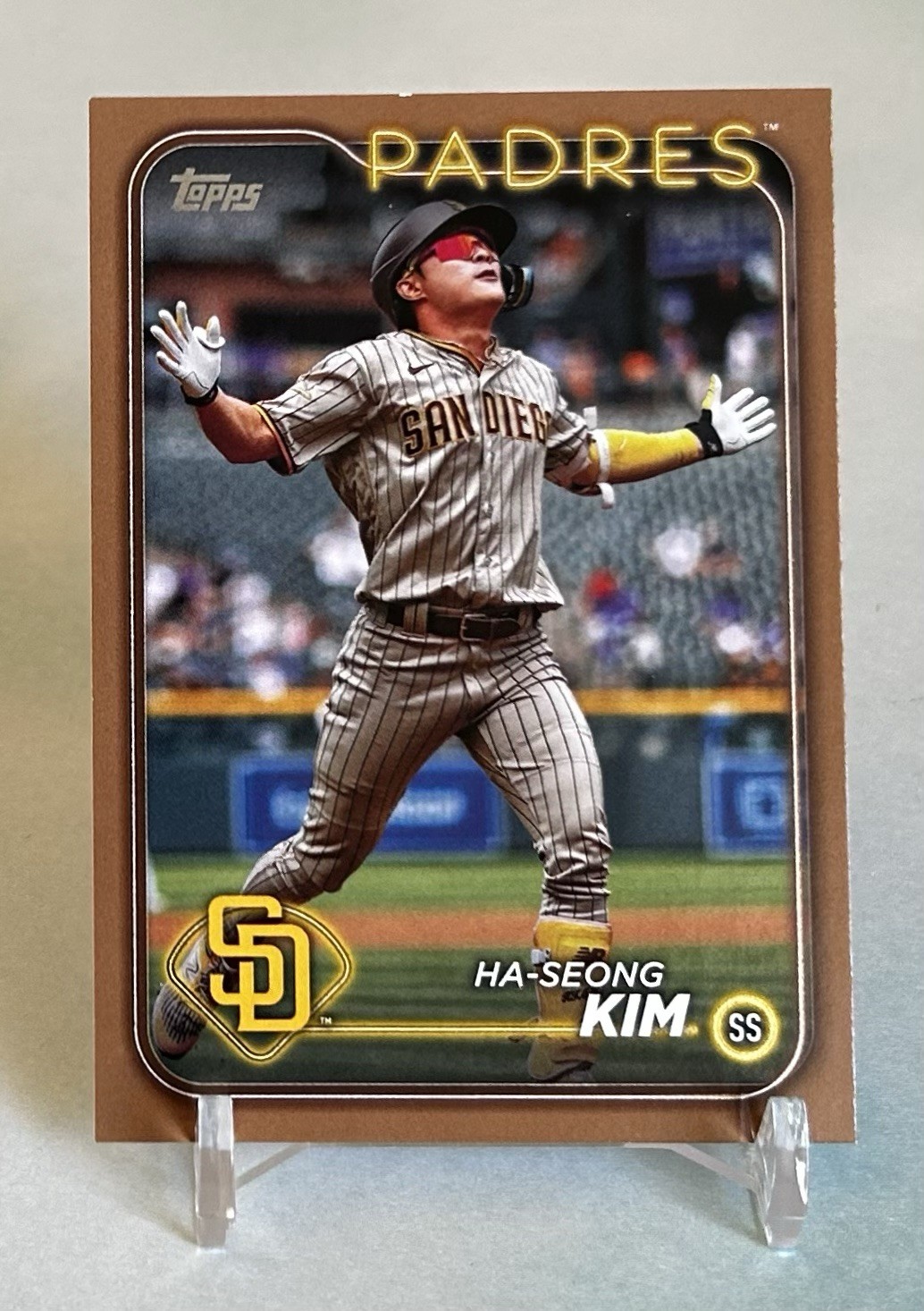 Ha-Seong Kim 2024 Topps Series 1 #127 Gold #/2024 San Diego Padres