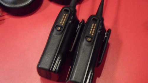 2 X Motorola HT750 UHF 403-470 MHz 16ch 4w radiotelefony dwukierunkowe AAH25RDC9AA3AN W/Batt - Zdjęcie 4 z 6