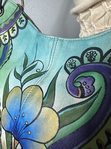 Borsa a mano Anuschka in pelle dipinta a mano - Nuova con etichette - Viola e fiori d'acqua - Foto 5 di 19