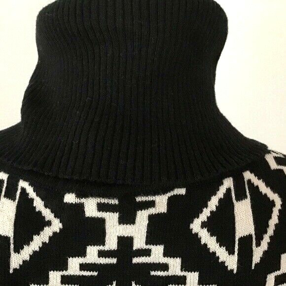 Romeo & Juliet Couture Womens Tunic Size Medium Geometric Sleeveless Sweater Top