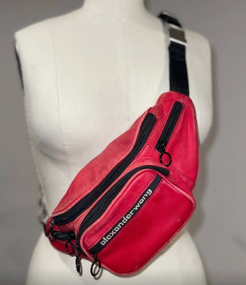 Riñonera Alexander Wang Attica roja. Hermoso cuero suave, desgaste en los bordes $950 Foto 2 de 4