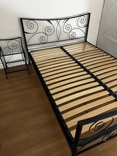 Lit deux places 140 x 190 avec sa table de chevet Noir de la marque But