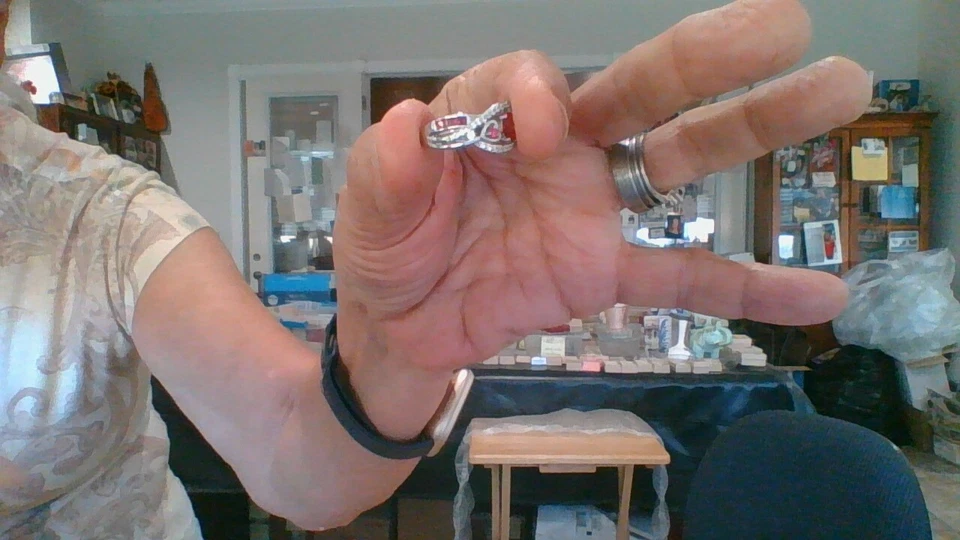 Anillo de aleación doble corazón rubí y circonita cúbica relleno de oro blanco Foto 4 de 4