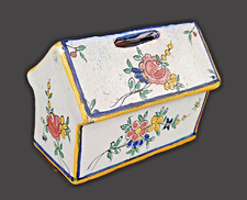 Tirelire en faïence bretonne – Esprit Quimper – Maison décorée – Milieu XXe