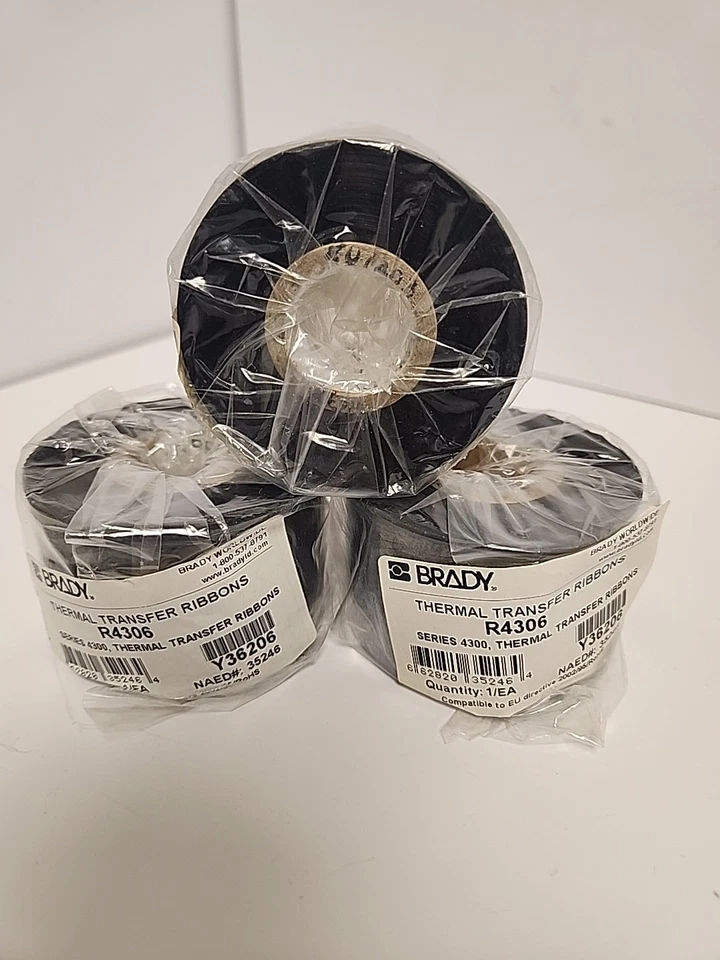 Paquete de 3 cintas para impresora de transferencia térmica BRADY R4306. Foto 2 de 3