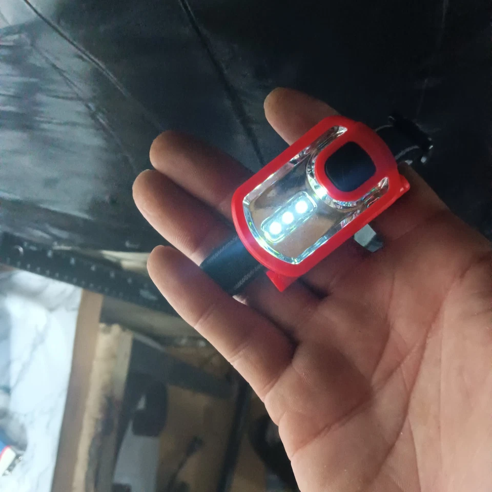 Farol Ozark Trail 3 LED 1 vermelho e 1 laranja ajustável funciona - Imagem 4 de 4