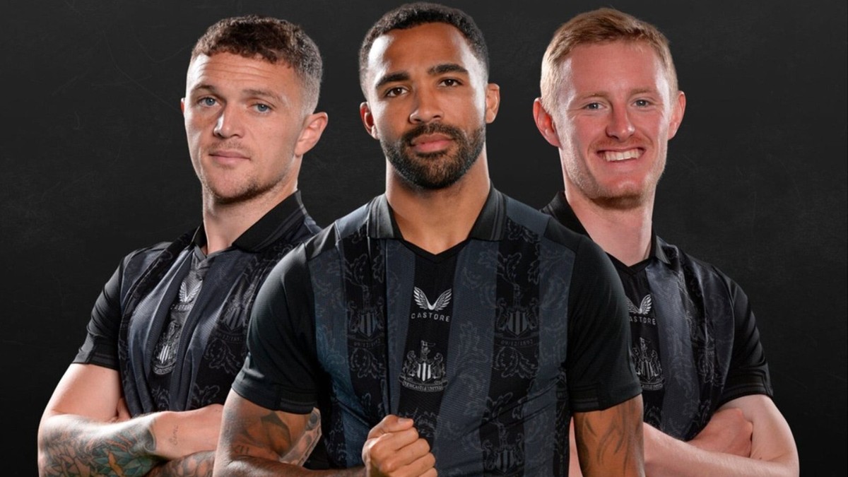 ニューカッスル★castore★パーカー★Newcastle United Official Castore Newcastle United Fourth Shirt 2022- 2023 Limited
