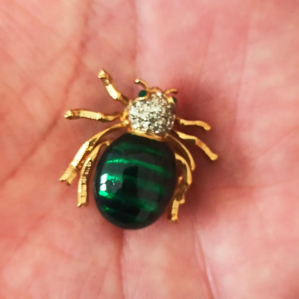 Broche dorée "Scarabée" joliment décoré - Photo 2/4