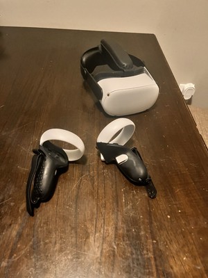 Meta Quest 2 (COMES WITH HEADSET STRAP AND CONTROLLER GRIPS)
