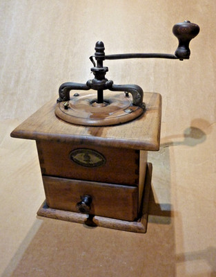 ALTE KAFFEEMÜHLE DER MARKE ''MUTZIG FRAMONT''