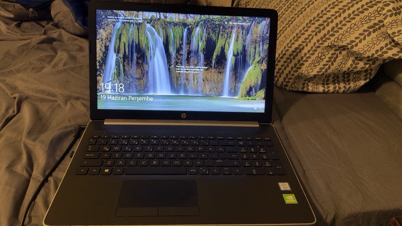 HP Notebook Model 15-da1083nt Laptop – Works, No Battery – For Parts or Repair