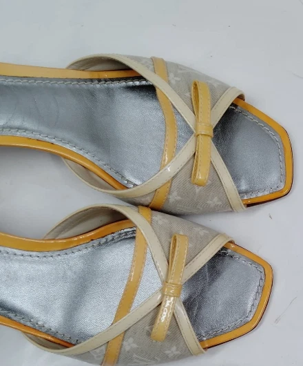 Raro Tacones de Madera Louis Vuitton Amarillo Monograma Mini Lin Gatito Talla 7 De Colección Foto 4 de 4