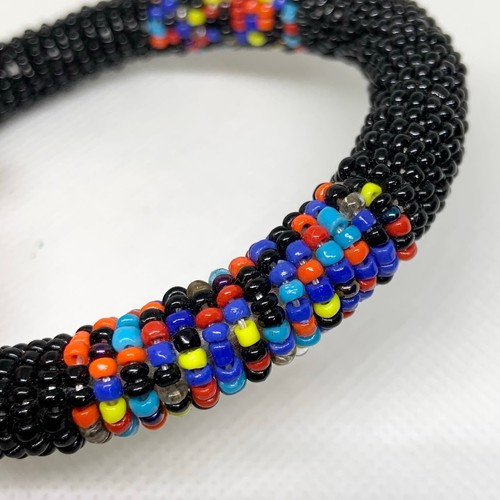 bracelet en perles noires Masaï africaines fait main avec motif multicolore - Photo 2/3