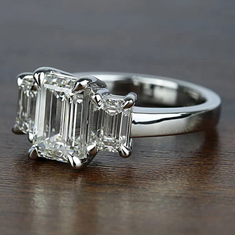 Anillo de compromiso de diamantes de 3 piedras talla esmeralda de 1,70 quilates de oro blanco de 14 quilates G VVS2 talla 8 Foto 2 de 4