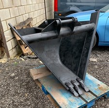 Mounding V Bucket With Teeth for Excavator Digger 8.5 Tonne DITCHING
